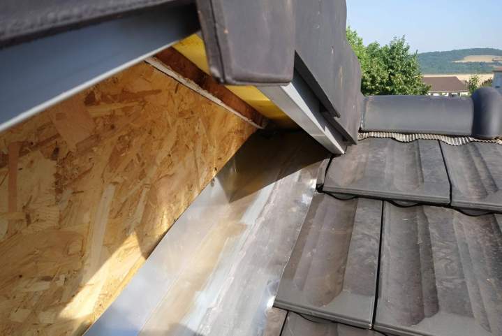 Tuiles foncées et solin métallique Nancy