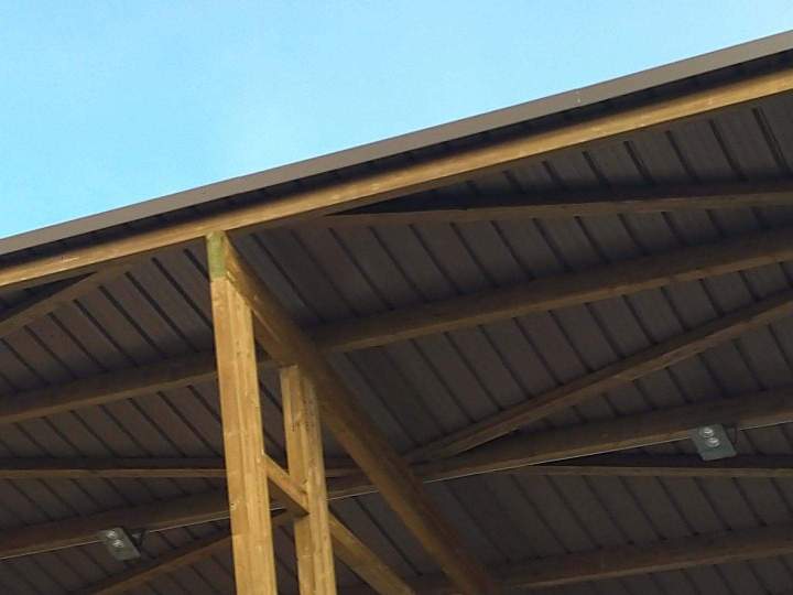 Charpente apparente et couverture métallique nervurée Nancy