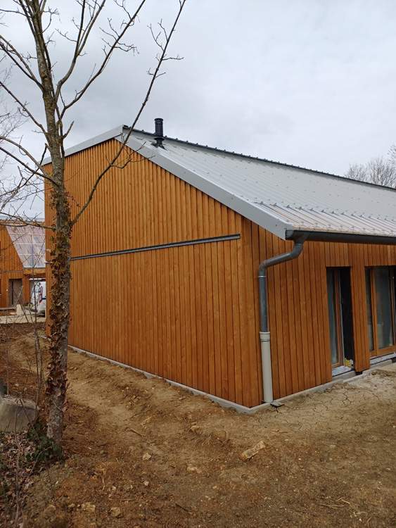 Structure architecturale en bois avec toit en métal et zinguerie efficace Nancy