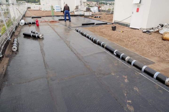 Chantier travaux étanchéité toiture plate avec membranes bitumineuses Nancy