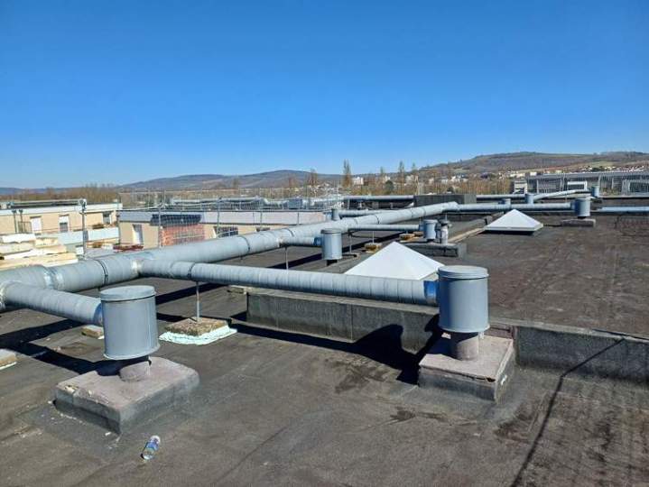 Toiture plate avec membrane d’étanchéité sombre Nancy