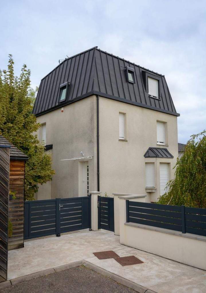 Maison contemporaine avec toiture mansardée en métal Nancy