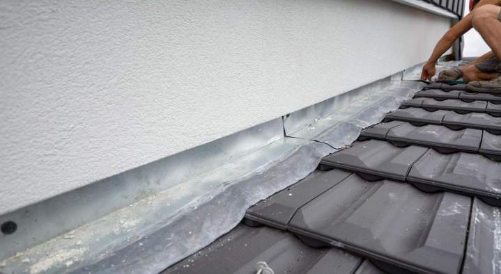 Pose d’un solin métallique entre mur et couverture Nancy